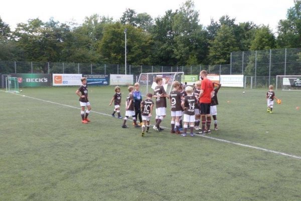 Jonas teilt die Teams auf